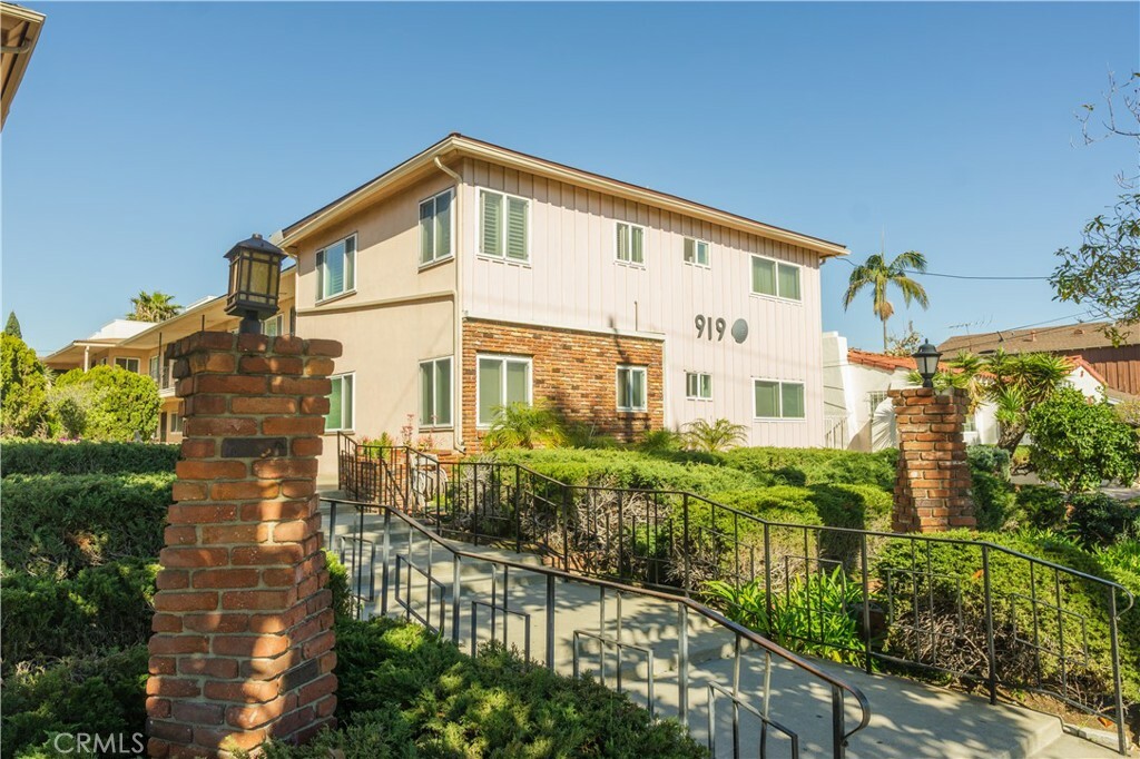 Property Photo: 919 E La Palma Drive 4 CA 90301