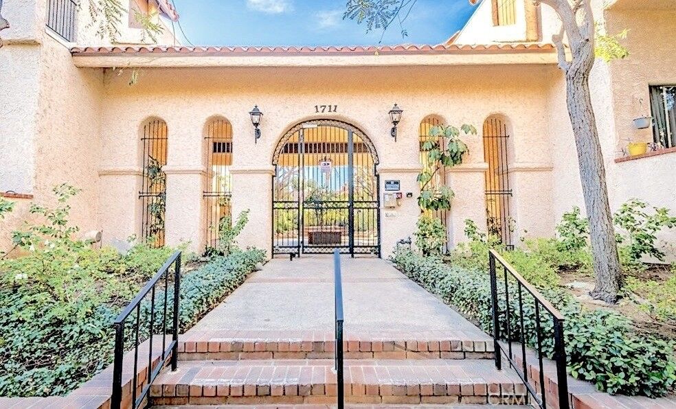 Property Photo: 1711 Grismer Avenue 40 CA 91504