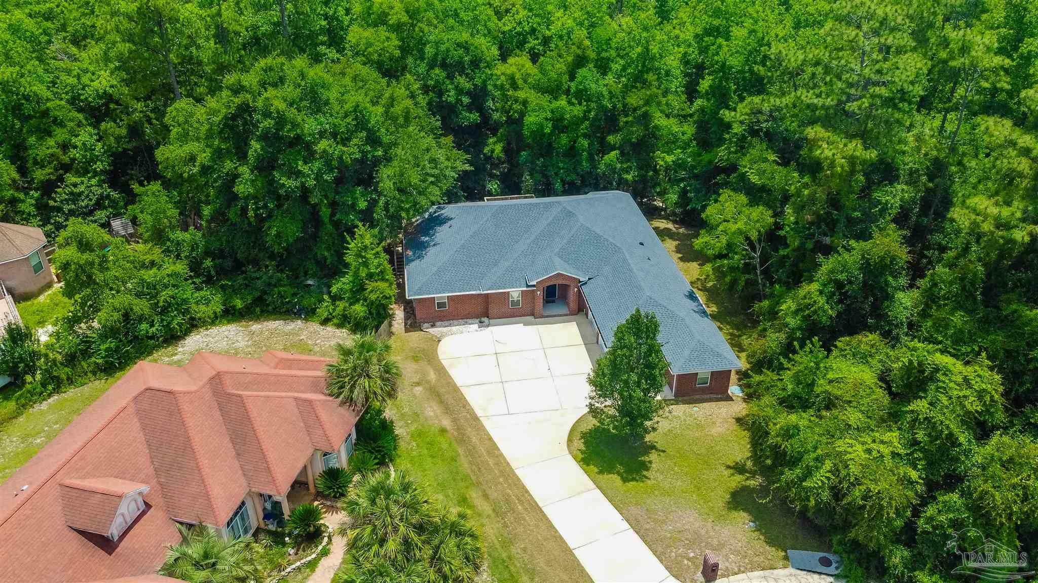 Property Photo: 10412 Worth Ct FL 32514