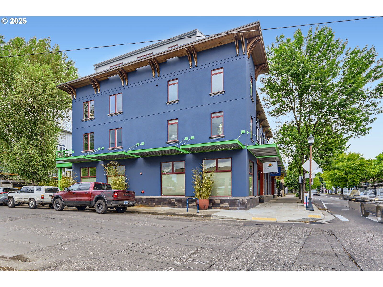 Property Photo:  325 NE Graham St 10  OR 97212 