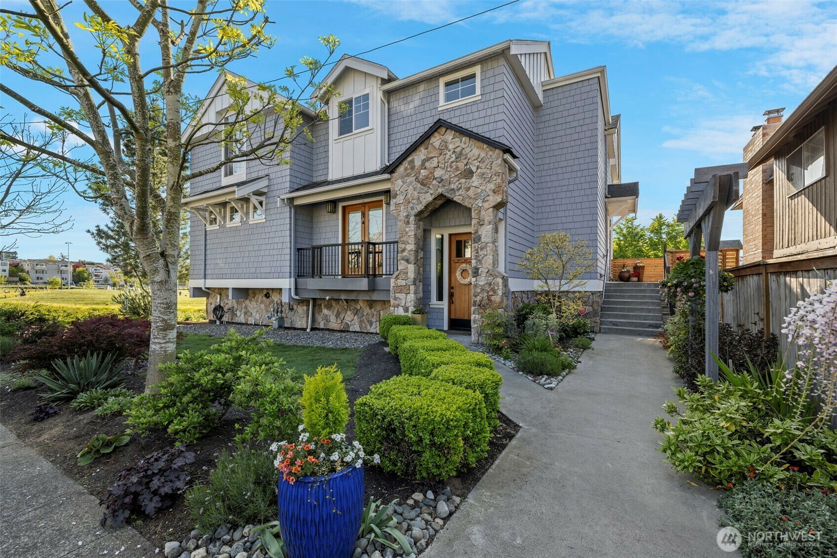 Property Photo: 656 Daley Street 102 WA 98020