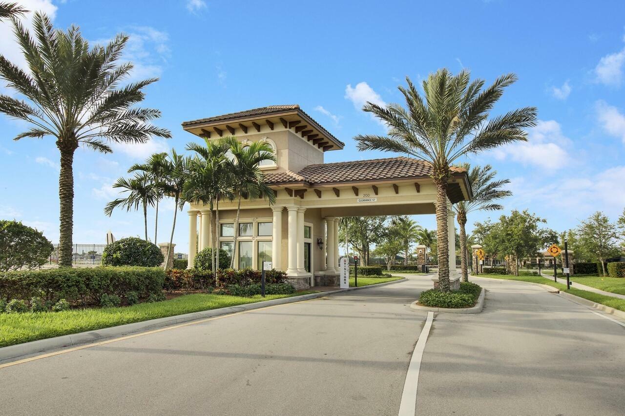Property Photo: 517 SE Crathes Street FL 34984