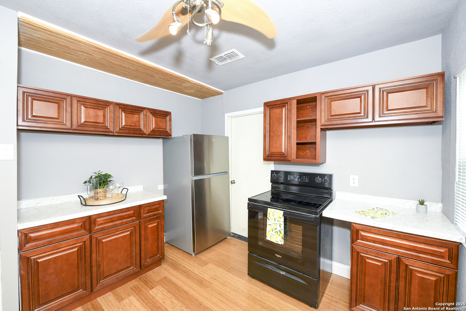 Property Photo: 1318 W Elsmere TX 78201