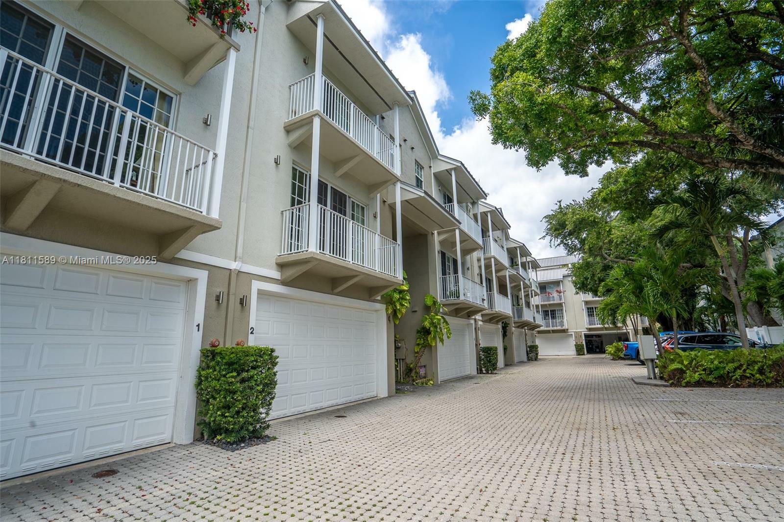 Property Photo: 2685 NE 9th Ave 4 FL 33334