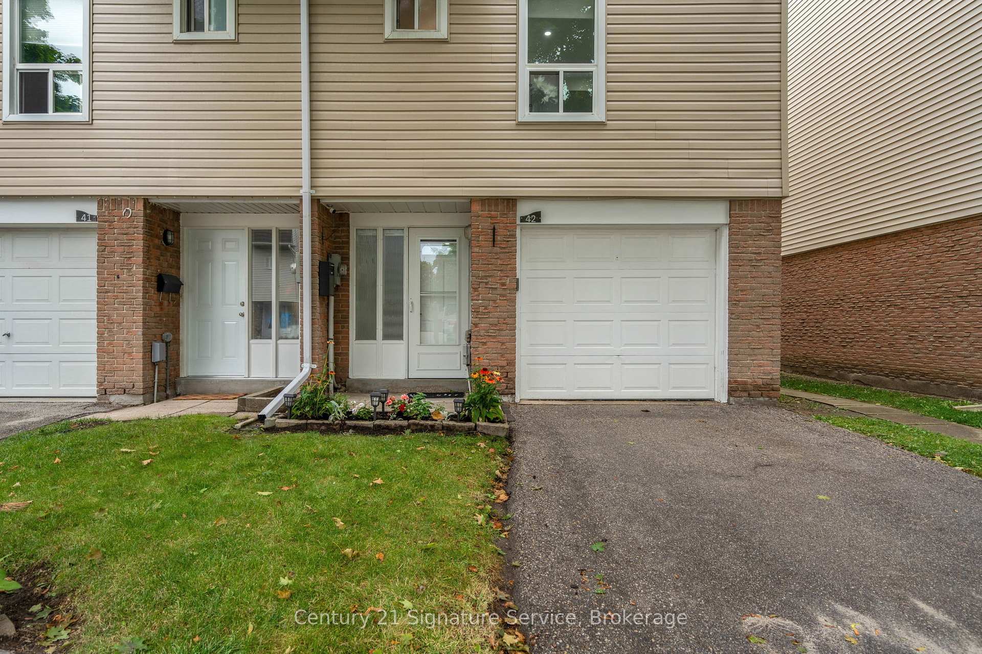 Property Photo: 42 Ellis Drive ON L6T 4C4