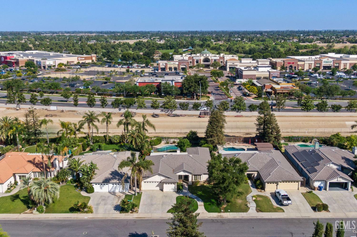 Property Photo: 631 Faversham Way CA 93311