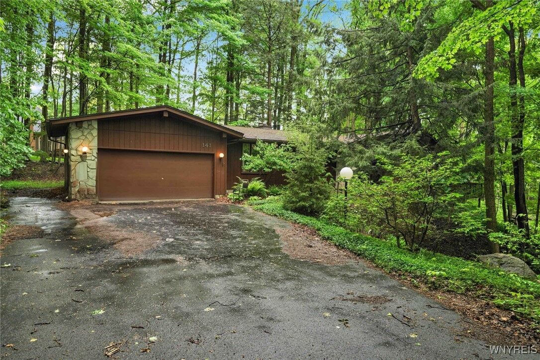 Property Photo:  141 Tanglewood Drive W  NY 14127 