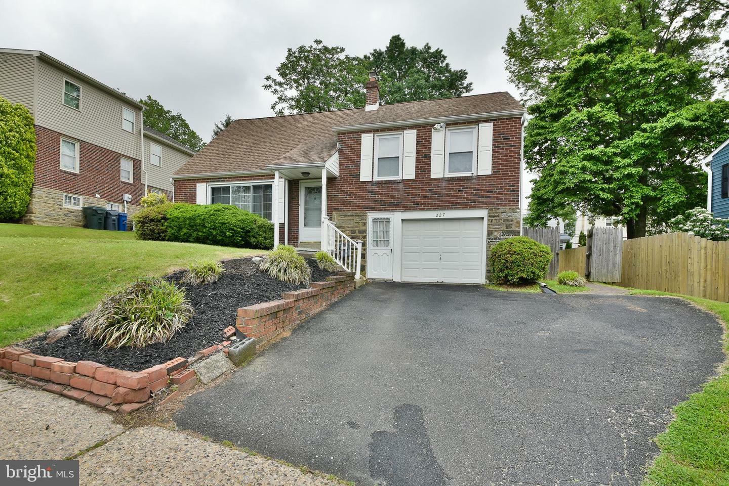 Property Photo:  227 Rolling Hill Road  PA 19027 