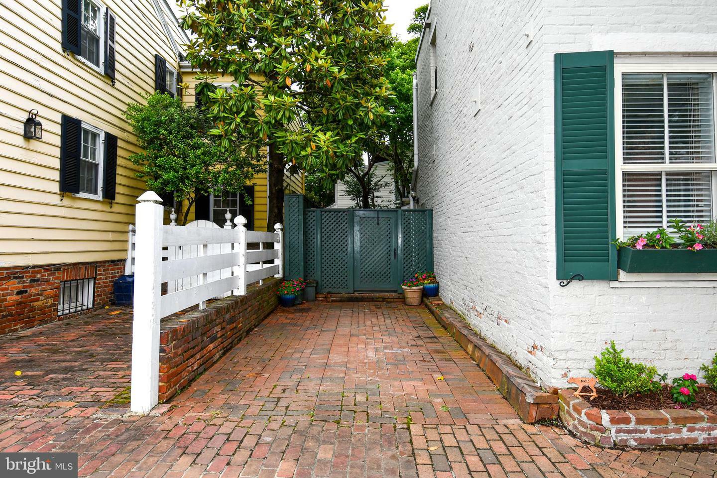 Property Photo:  305 N Saint Asaph Street N  VA 22314 