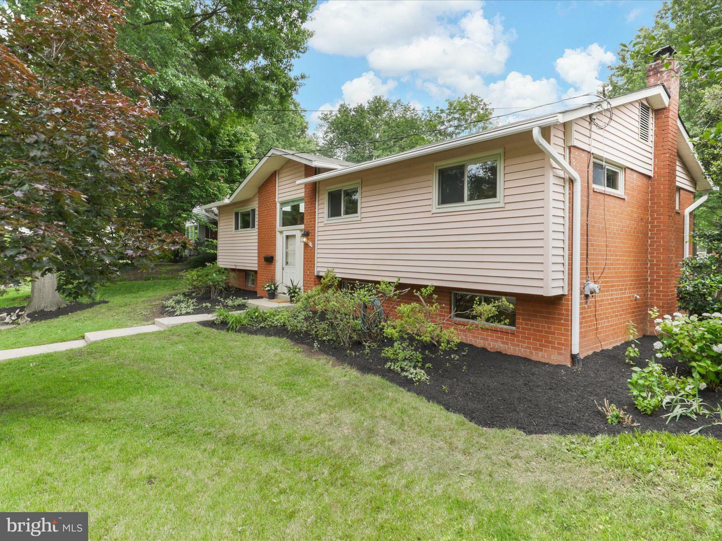 Property Photo: 905 Peele Place VA 22304