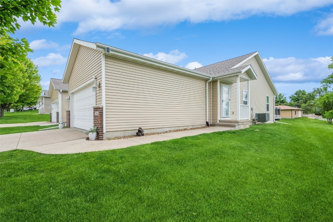 Property Photo: 1562 Hunters Creek Way IA 52302