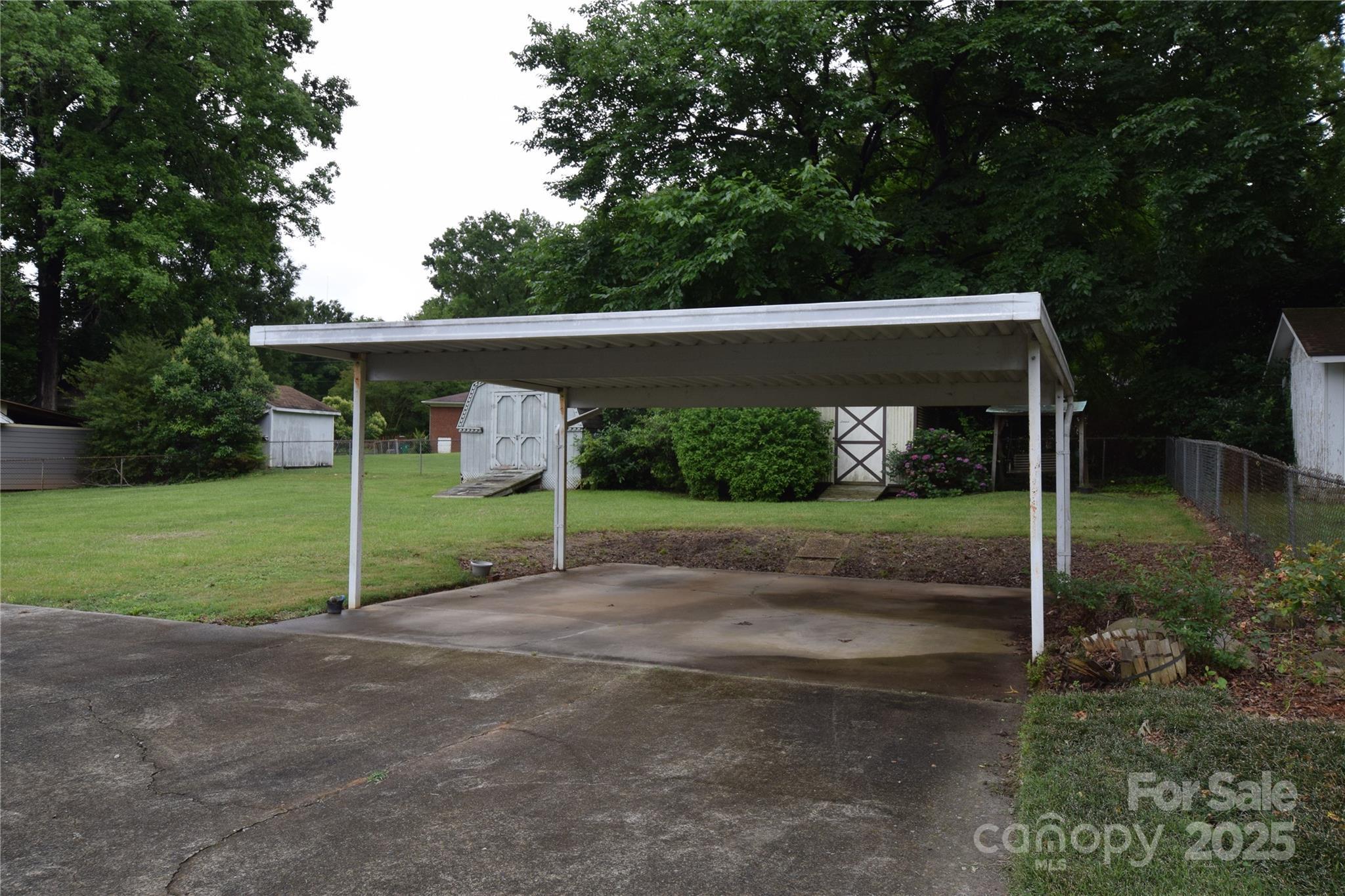 Property Photo: 908 Ravendale Drive NC 28216