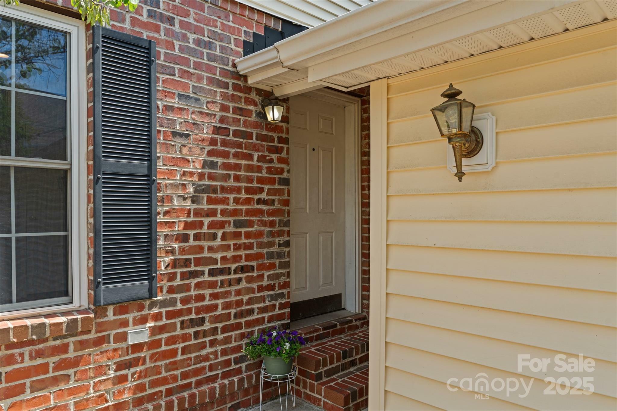 Property Photo: 7019 Walnut Ridge Court NC 28217