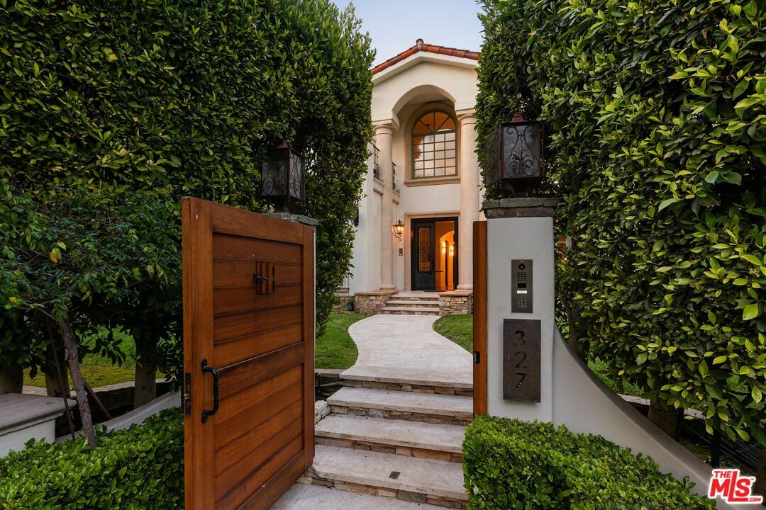 Property Photo: 327 22nd St CA 90402