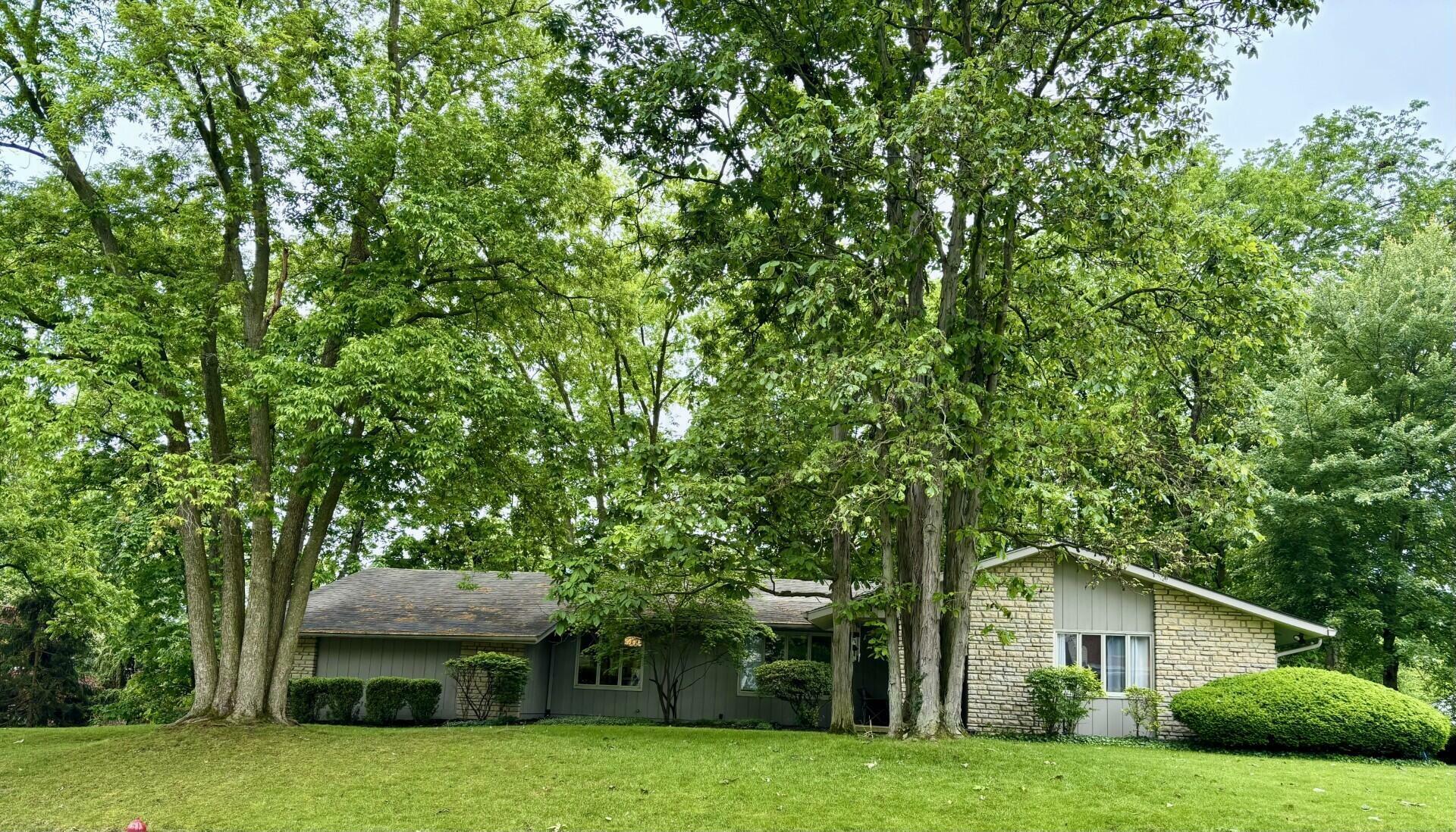 Property Photo: 1425 Park Ridge Drive OH 43235