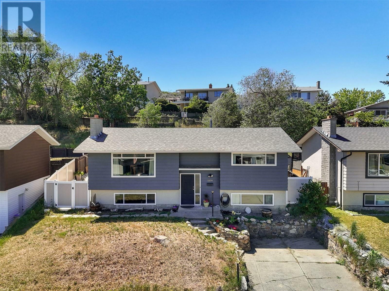 Property Photo: 1579 Southview Terrace BC V2B 7R3