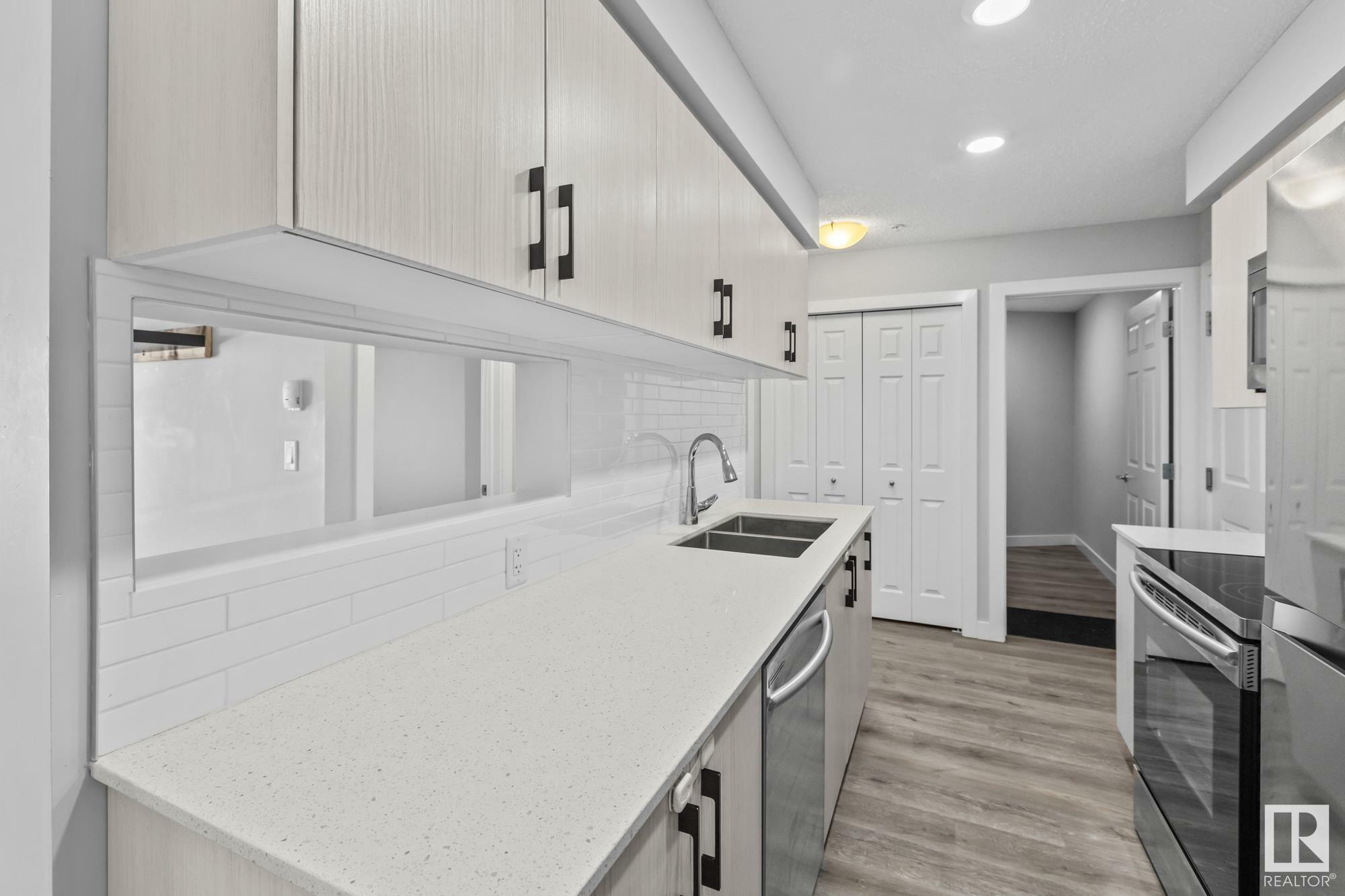 Photo de la propriété: 11511 27 Avenue NW 320 AB T6J 7J8