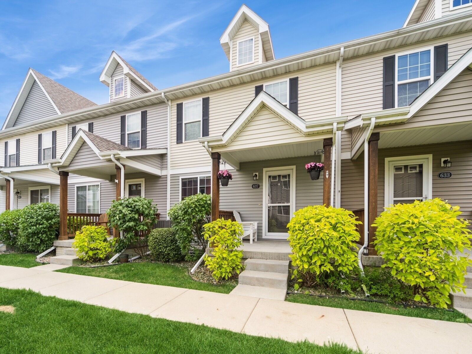 Property Photo:  637 Newport Place  IA 50211 