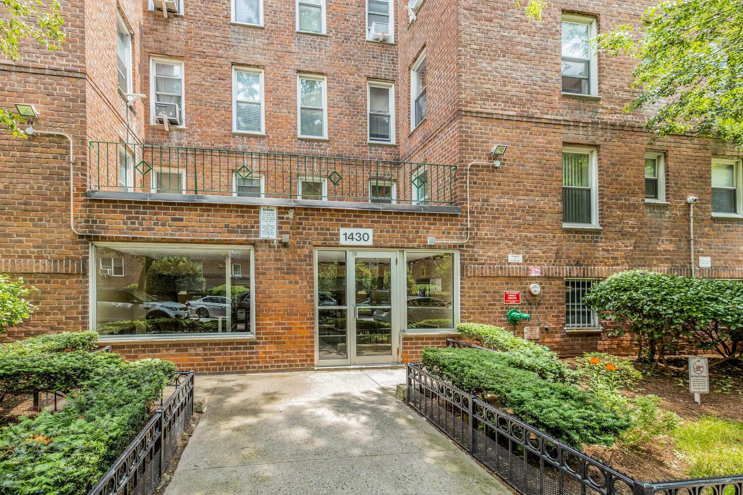 Property Photo: 1430 Thieriot Avenue 6J NY 10460