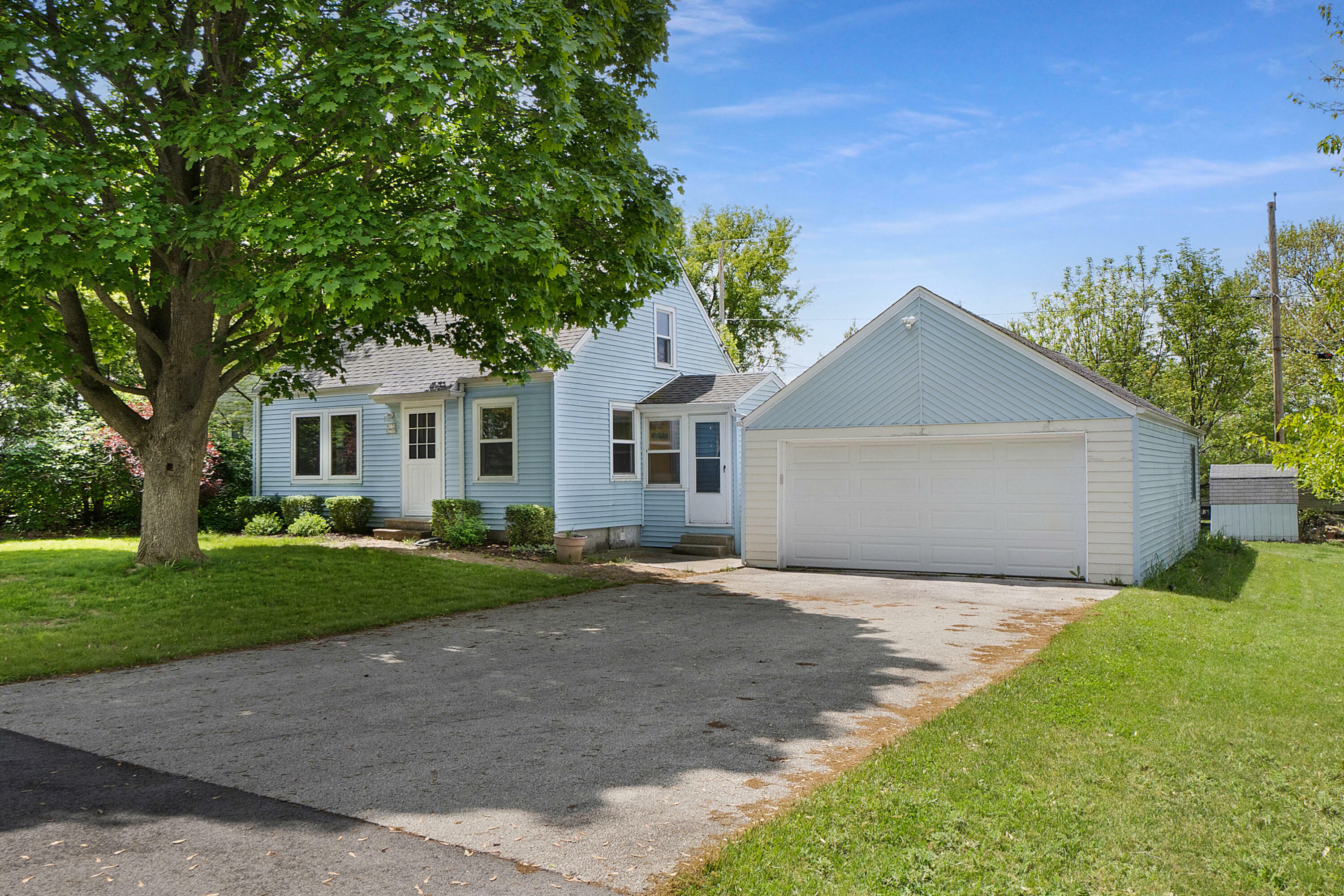 W272n2569 Apple Tree Ln  Pewaukee WI 53072 photo