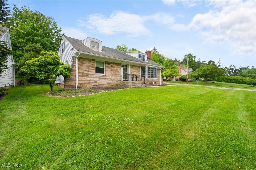 Property Photo:  1572 S Belvoir Boulevard  OH 44121 