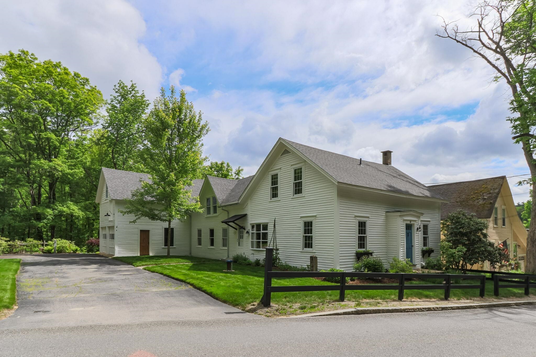 Property Photo: 10 Old Coach Road NH 03070