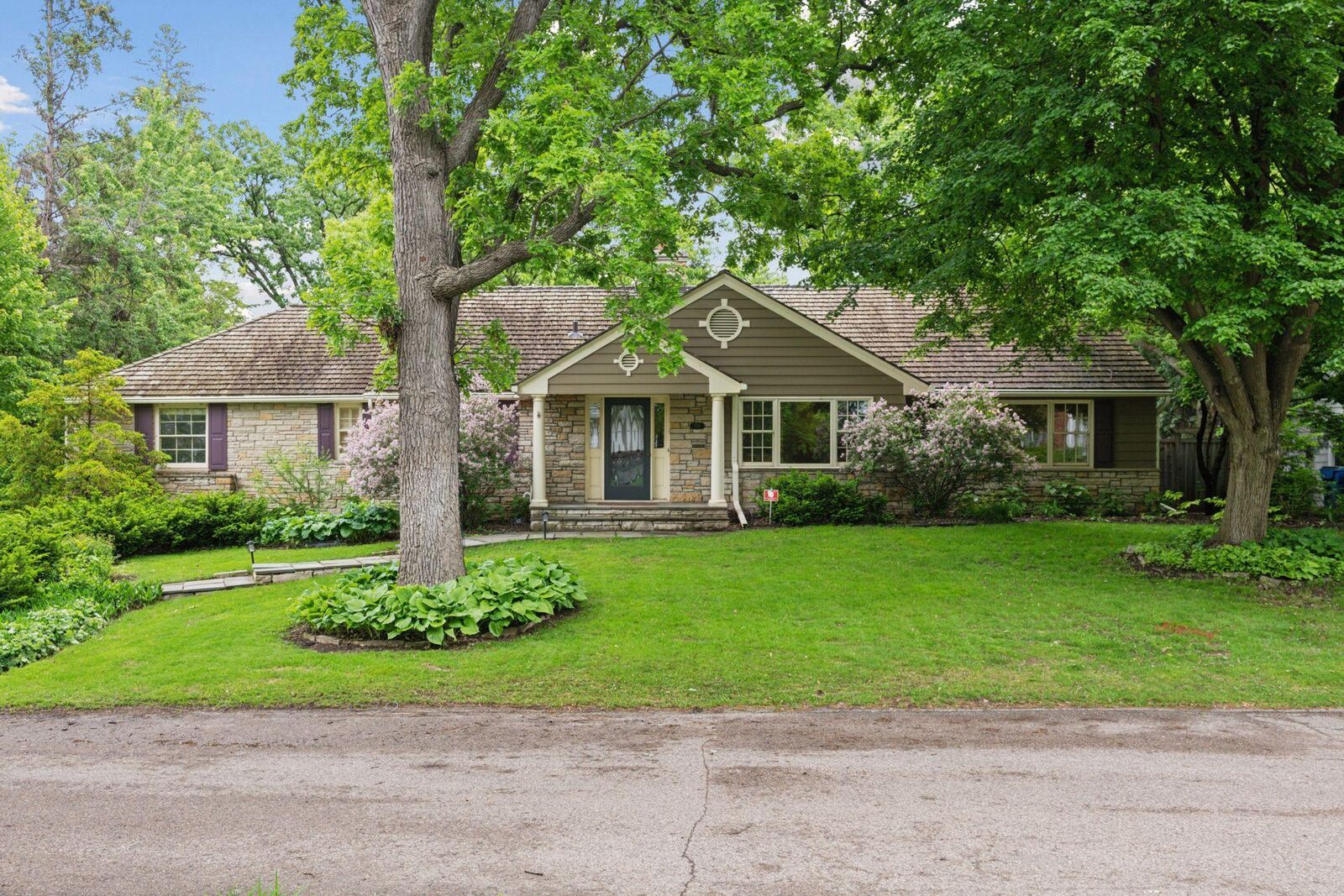 Property Photo:  10 Woodland Rd  MN 55424 