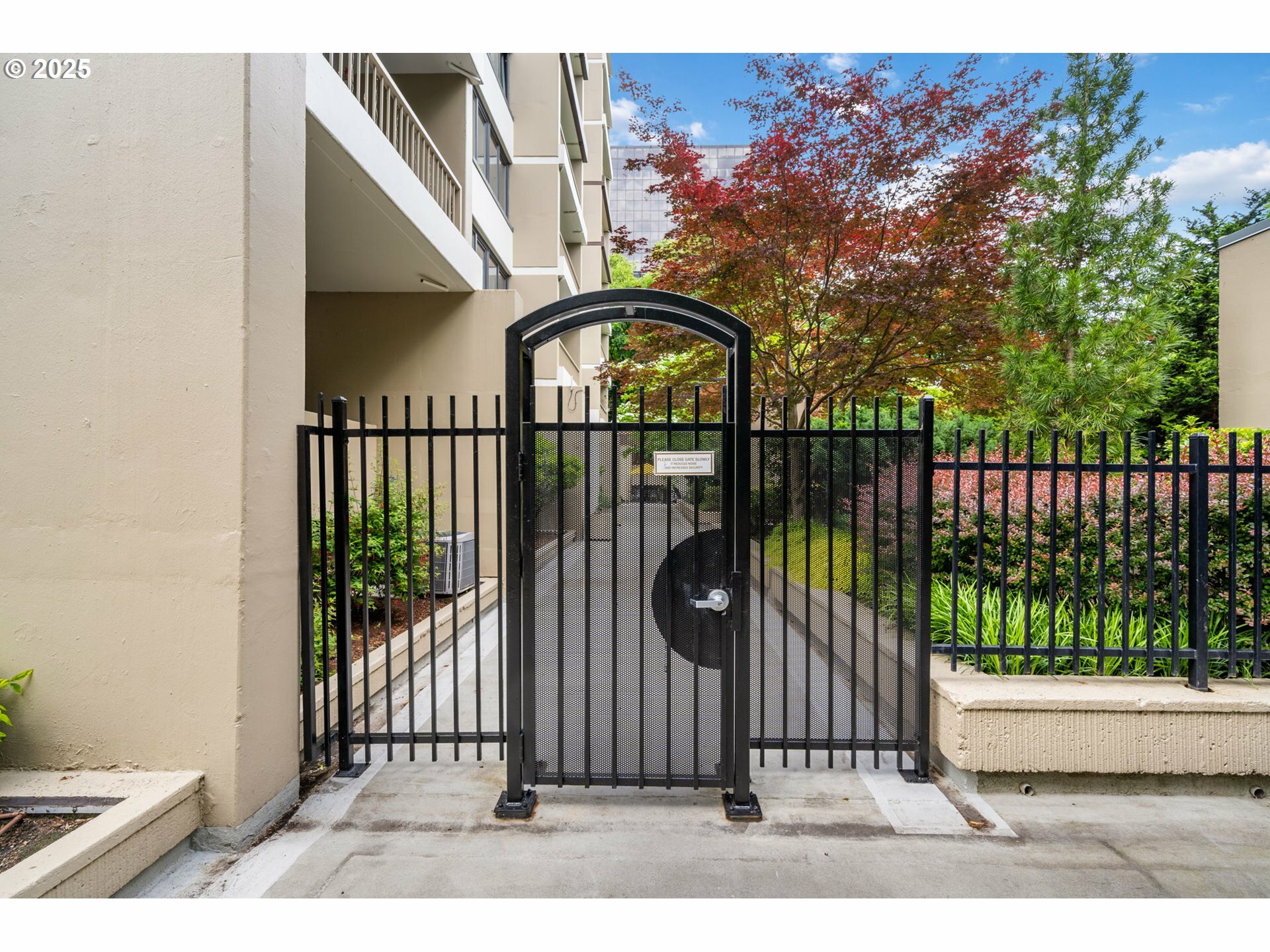 Property Photo: 255 SW Harrison St Th5 OR 97201