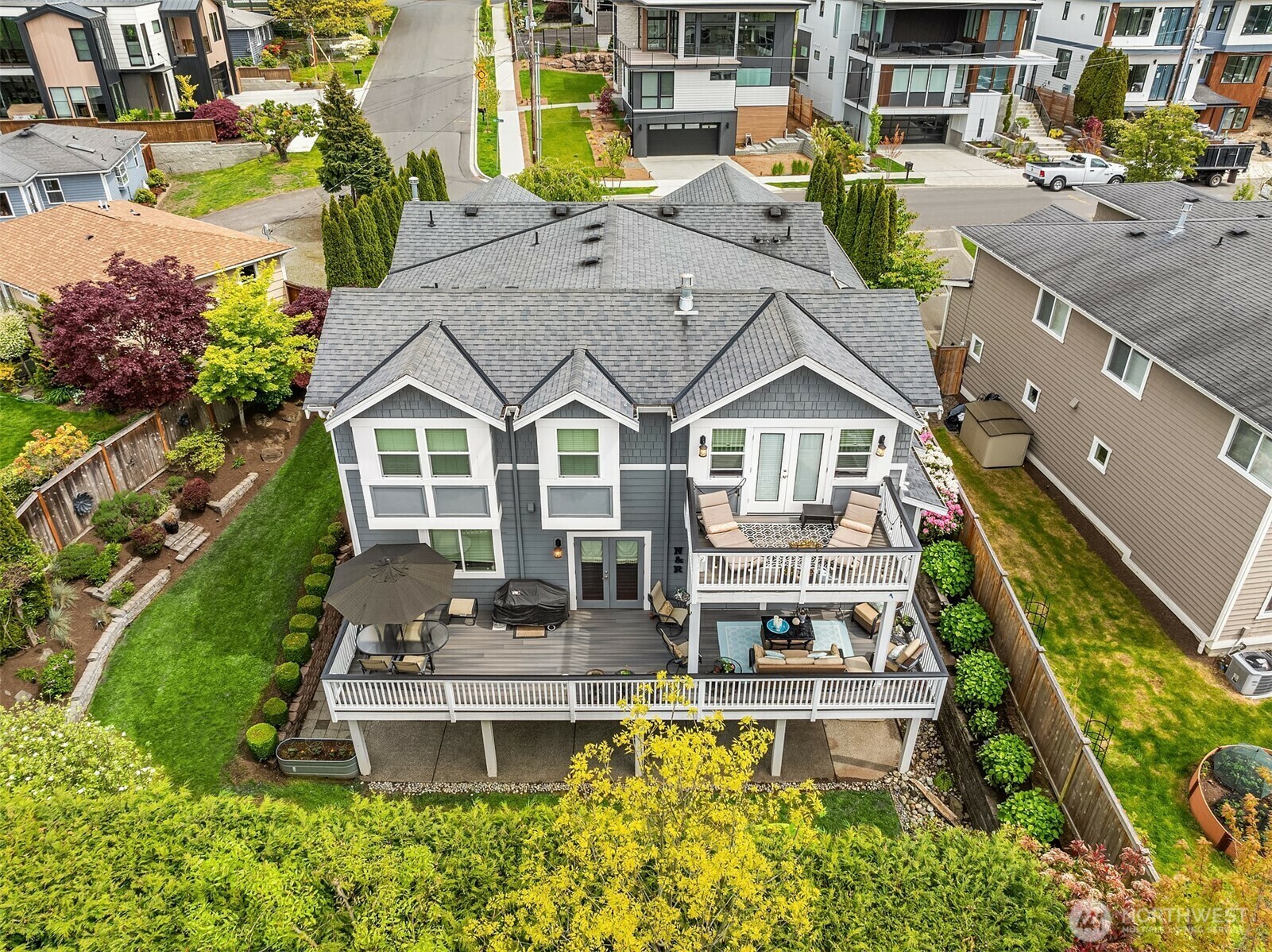 Property Photo: 6627 102nd Place NE WA 98033