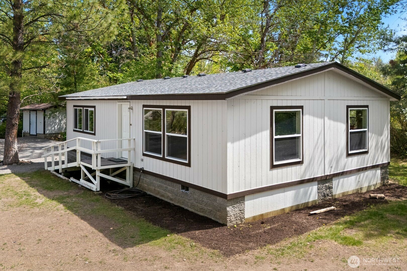 Property Photo: 421 Cottonwood Road WA 98946
