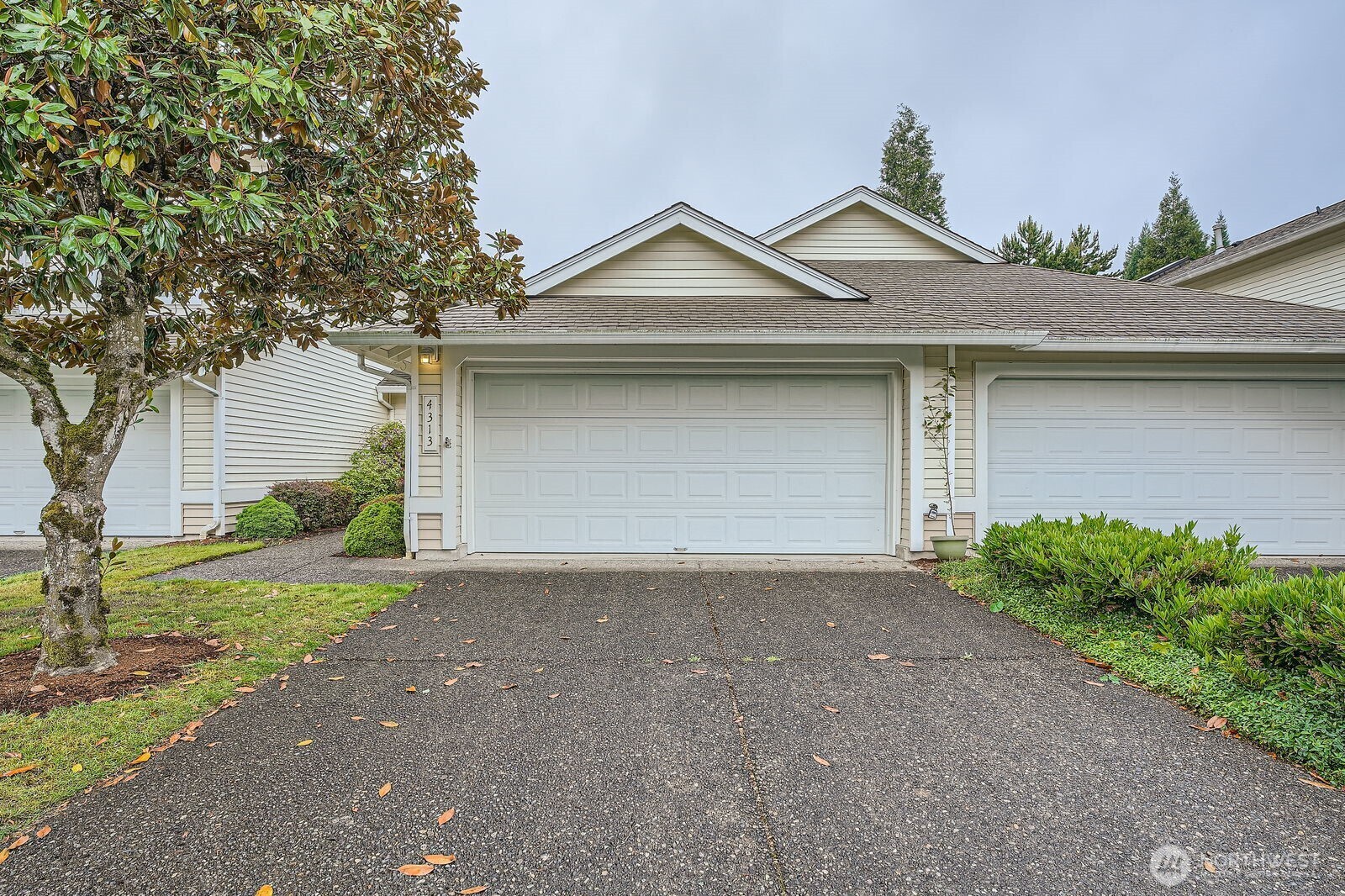 Property Photo: 4313 S 220 Place 18-2 WA 98032