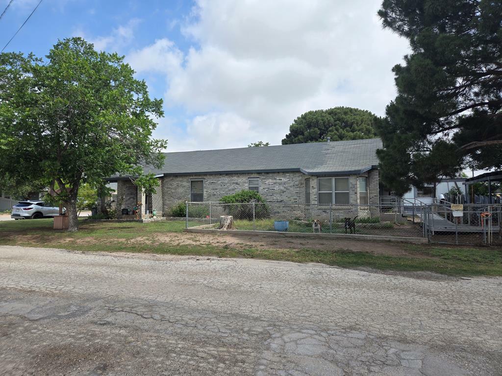 Property Photo: 400 N Pennsylvania Ave TX 76932