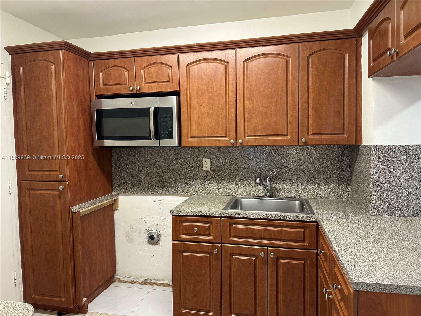 Property Photo: 1130 11th St 4J FL 33139