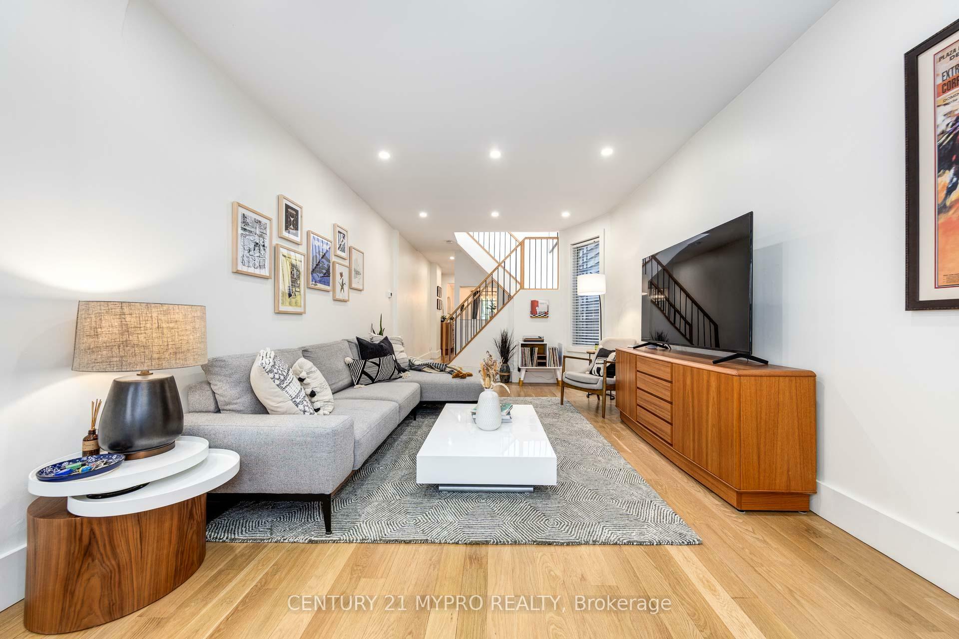 Photo de la propriété: 292 Highfield Road ON M4L 2V5