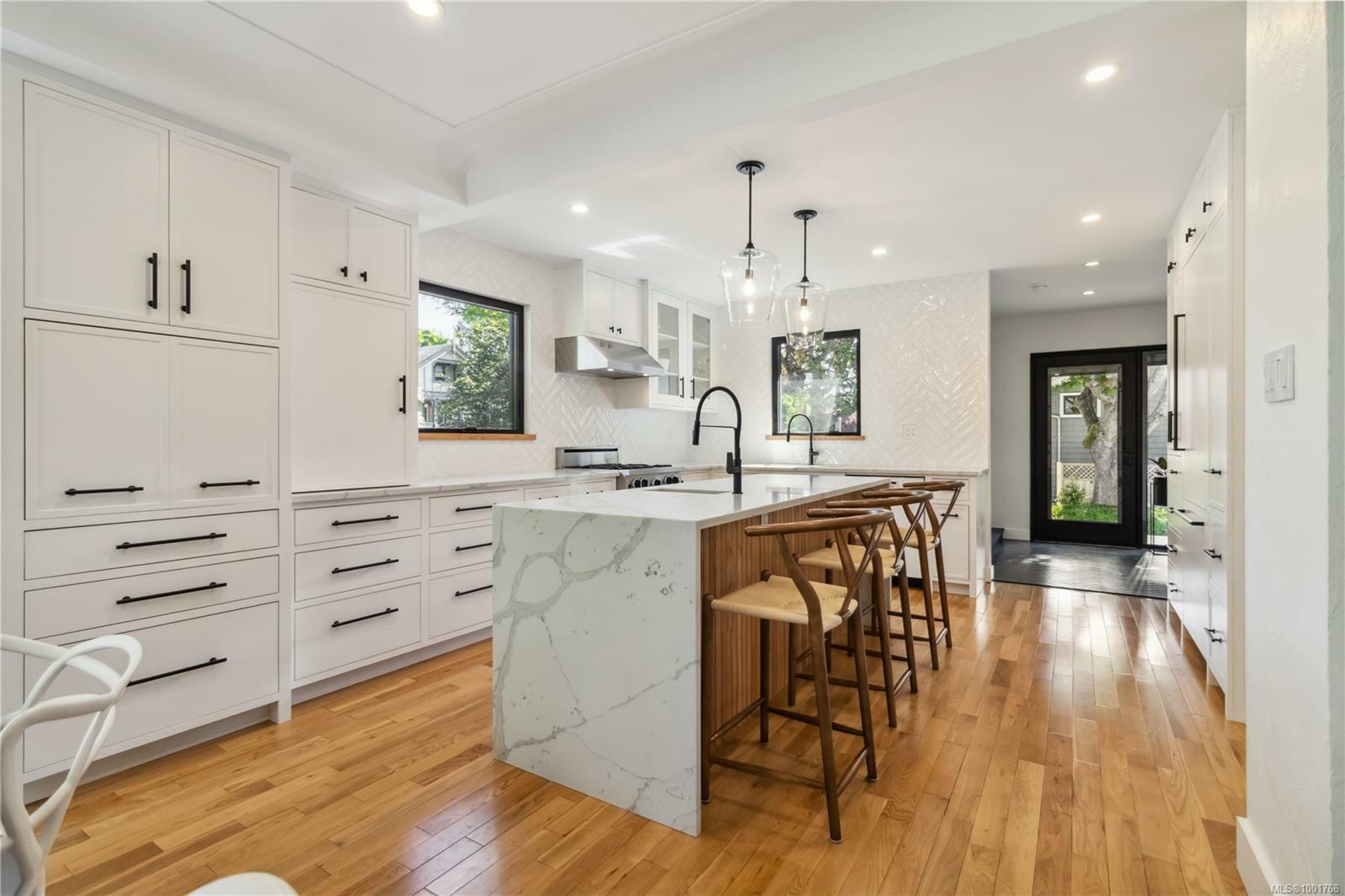 Property Photo: 325 Linden Ave BC V8V 4E8