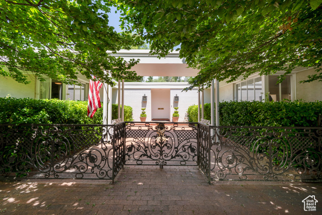 Property Photo: 2285 E Cottonwood Cir UT 84117