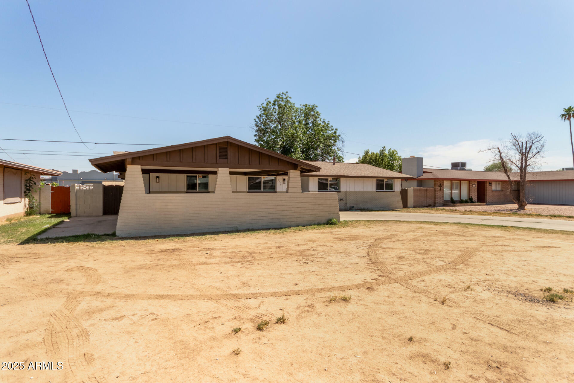 Property Photo: 3719 W Griswold Road AZ 85051