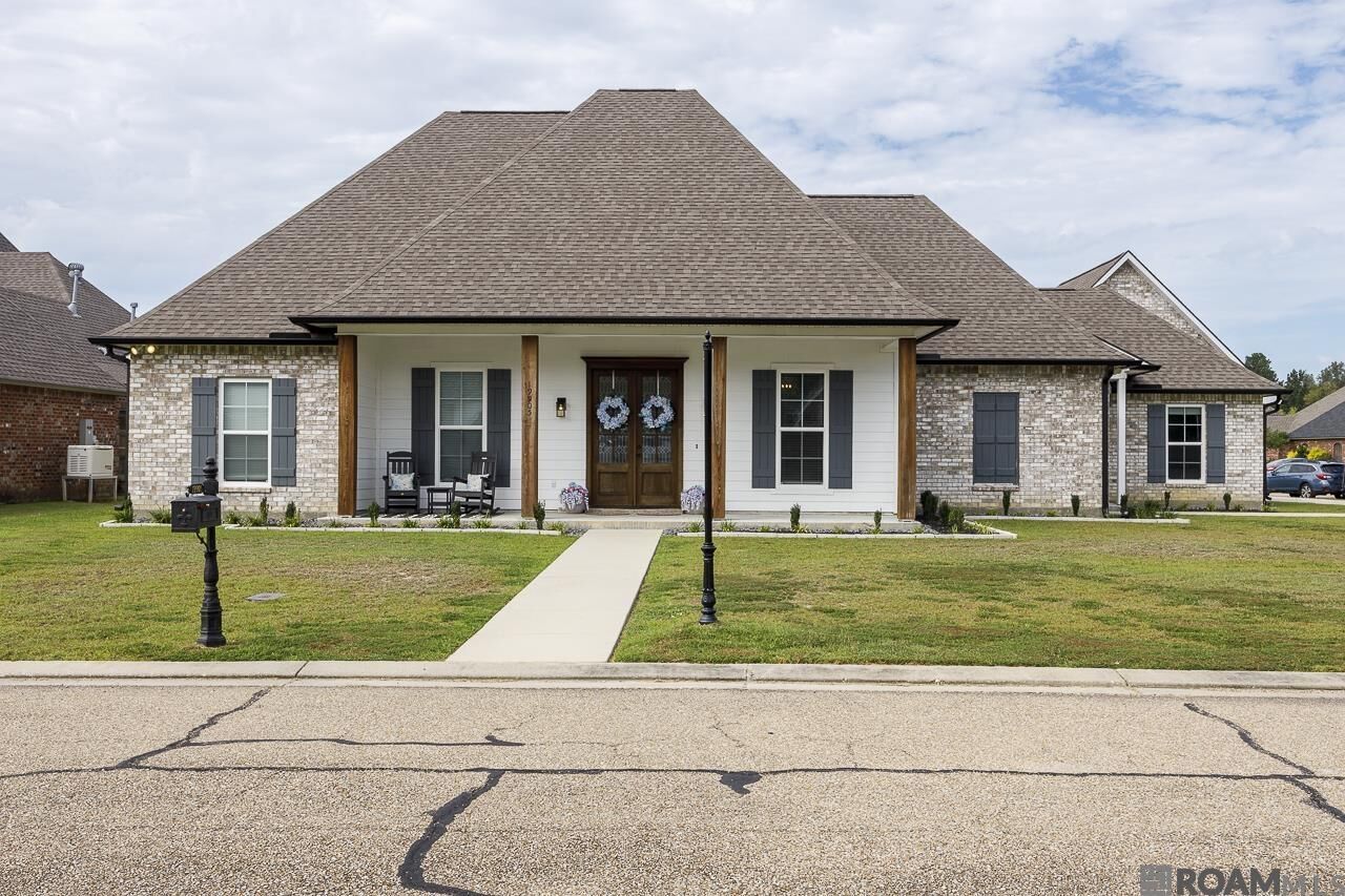 Property Photo: 19905 Stone Hill Dr LA 70726