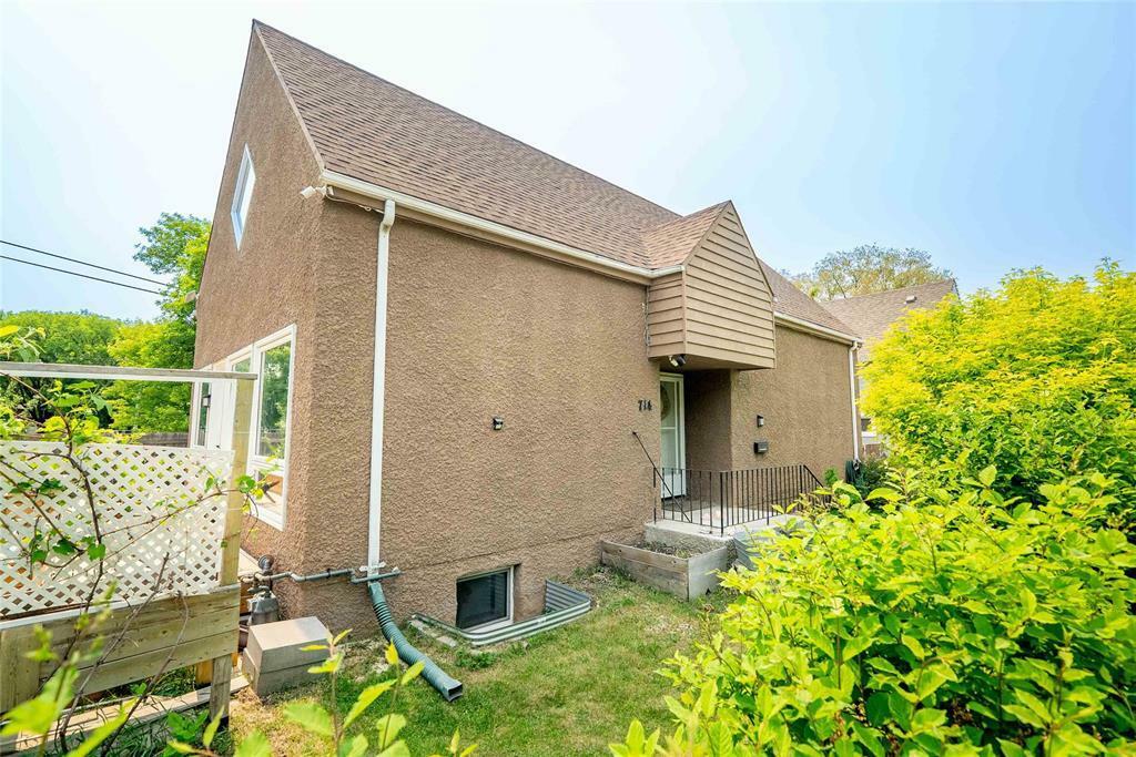 Property Photo: 714 Manhattan Avenue MB R2L 1B7