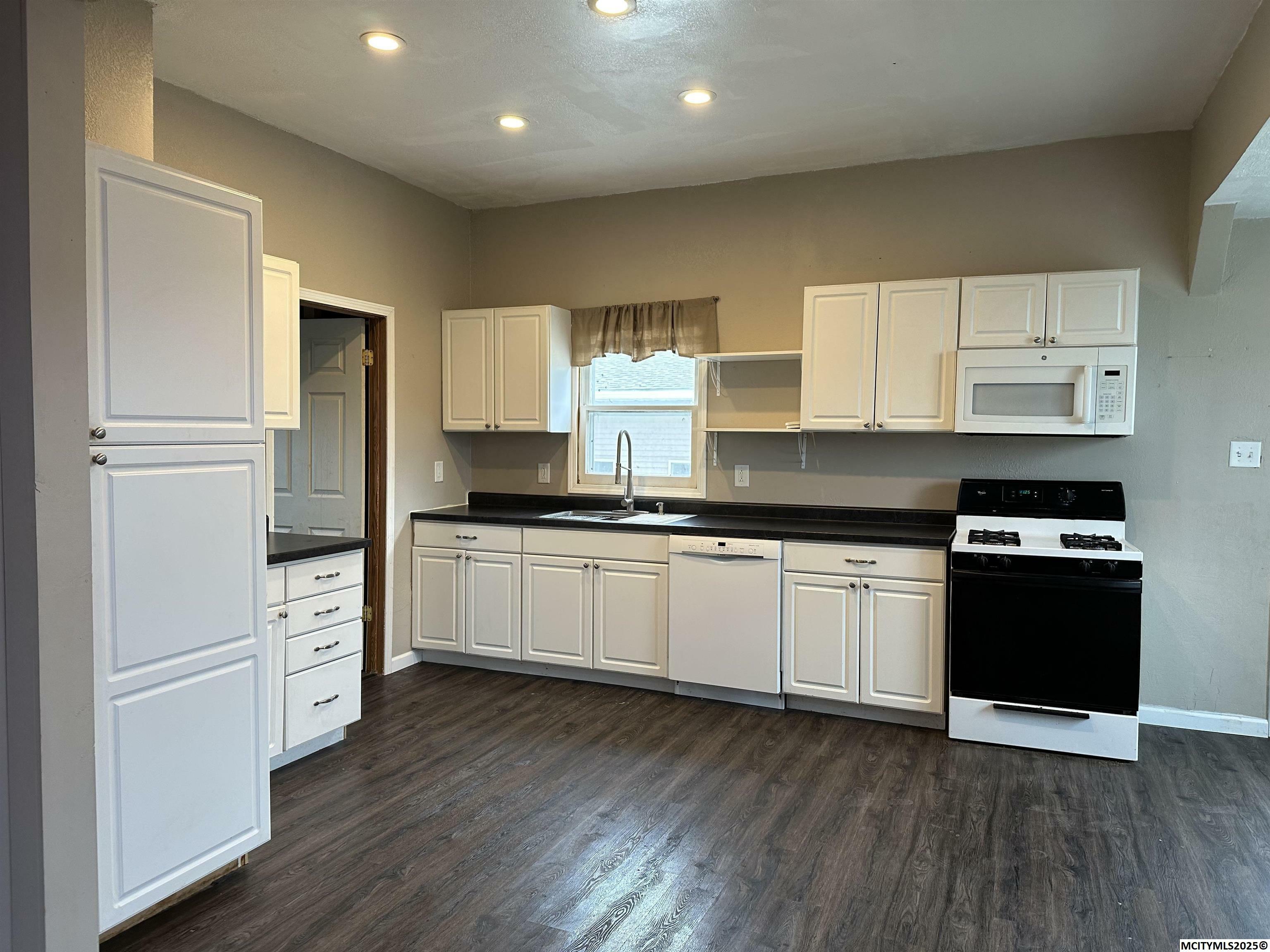 Property Photo: 107 8th St N IA 50459