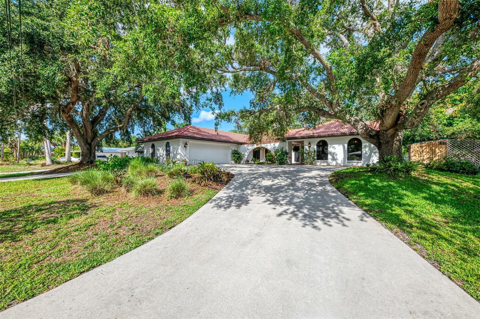 Property Photo:  2504 Tanglewood Drive  FL 34239 