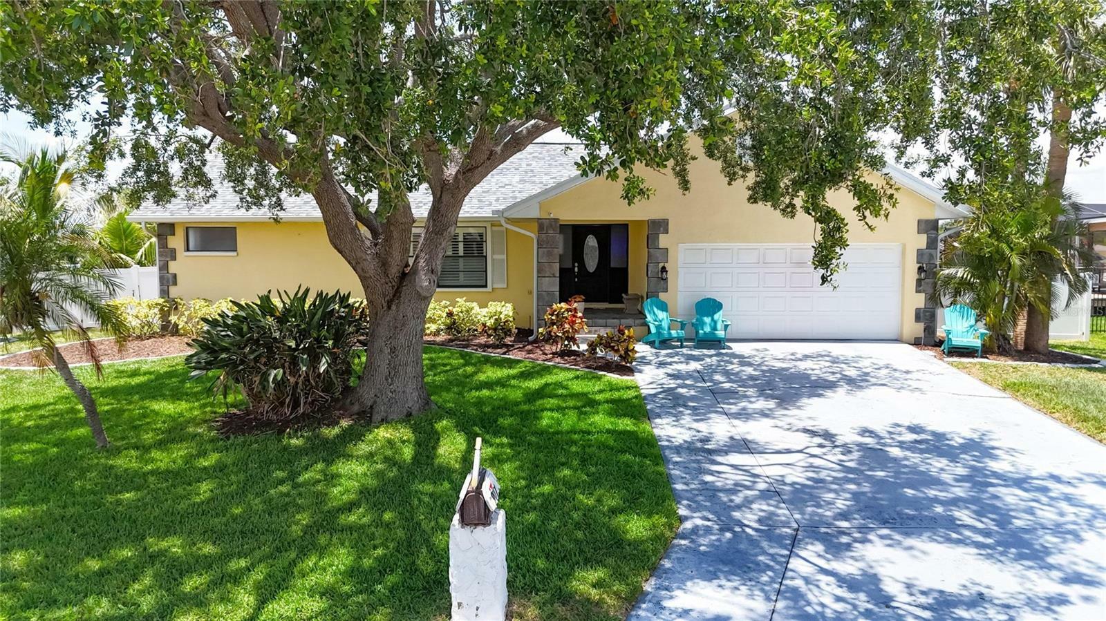 Property Photo: 907 Golf Island Drive FL 33572