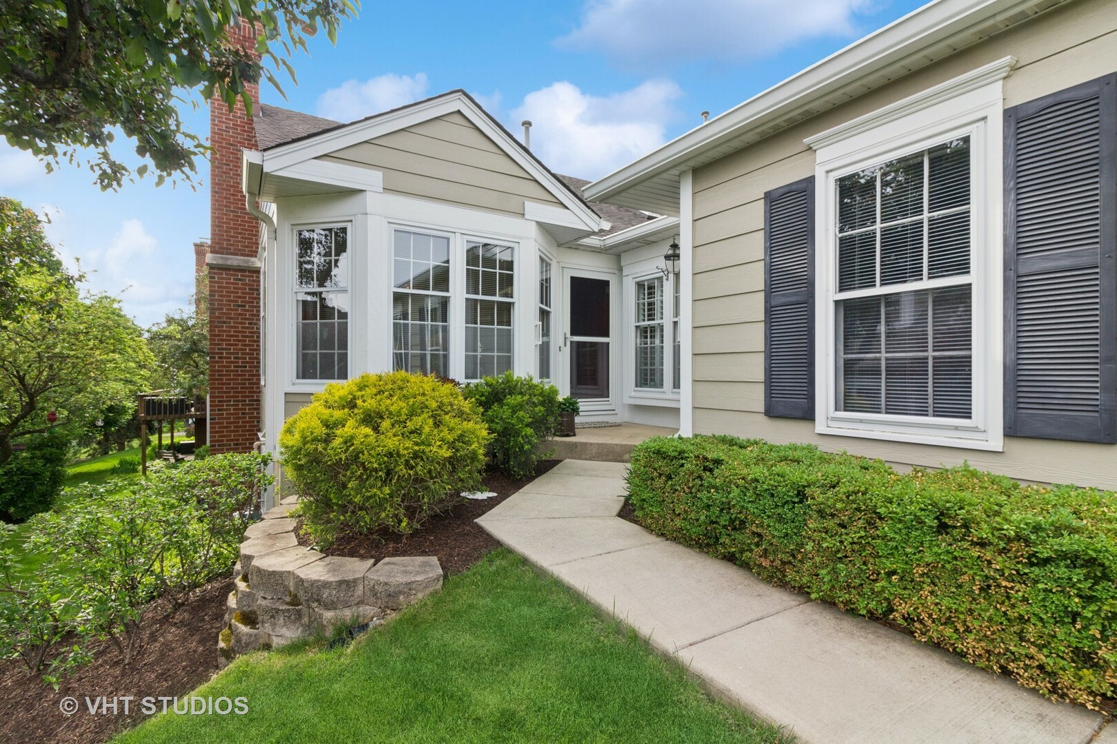 Property Photo: 224 Millington Way IL 60174
