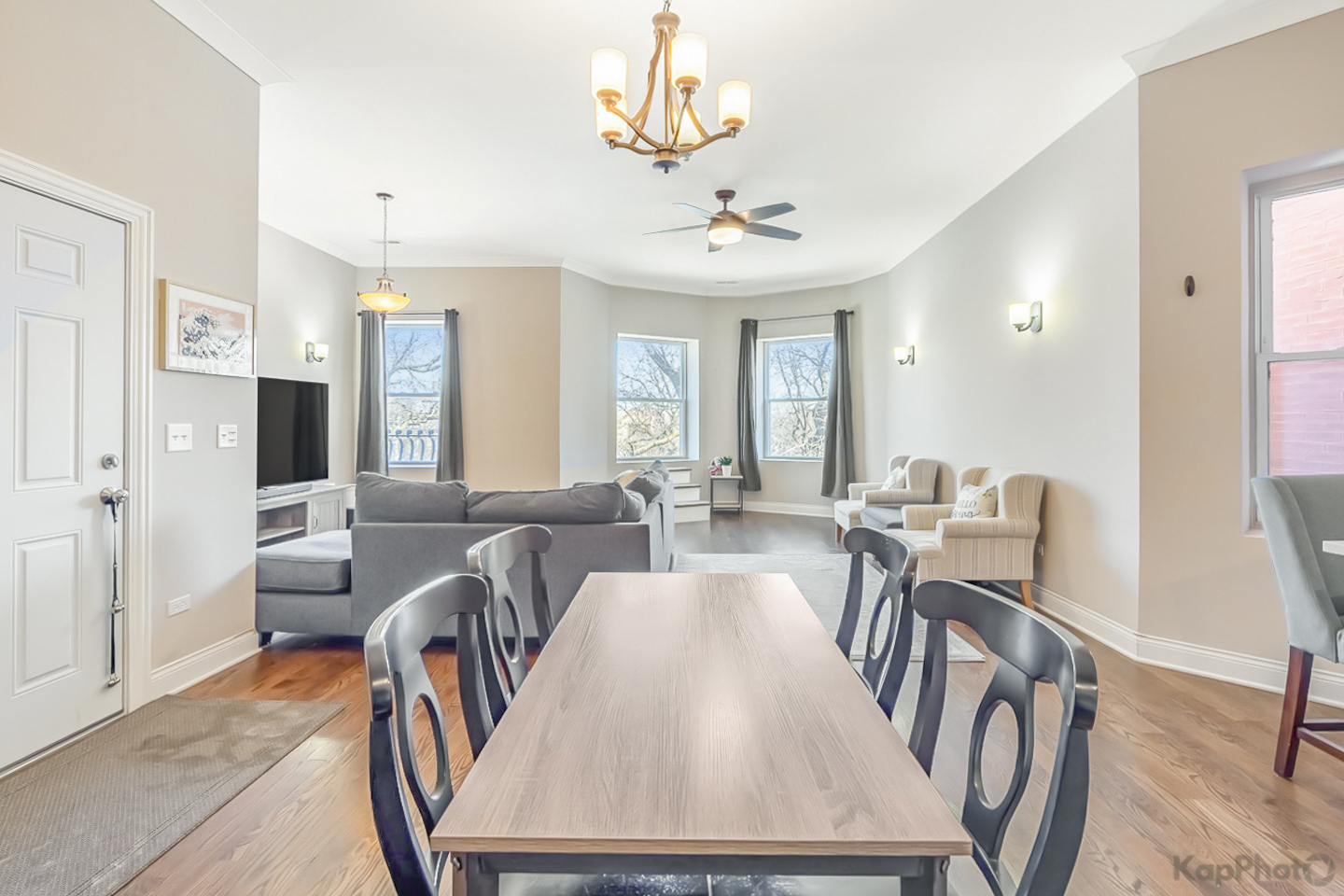 Property Photo: 4520 S King Drive 4B IL 60653
