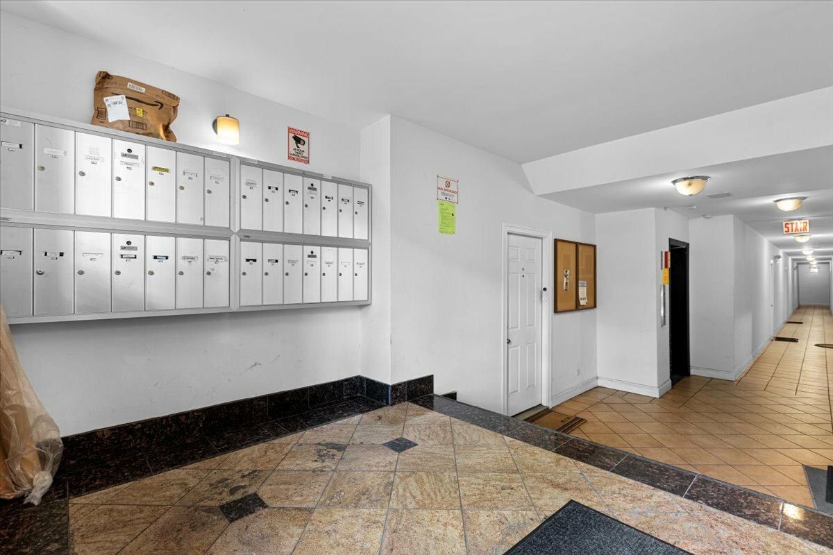 Property Photo: 6812 N Wayne Avenue 1G IL 60626