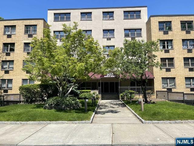 Property Photo:  300 Lookout Avenue B6  NJ 07601 