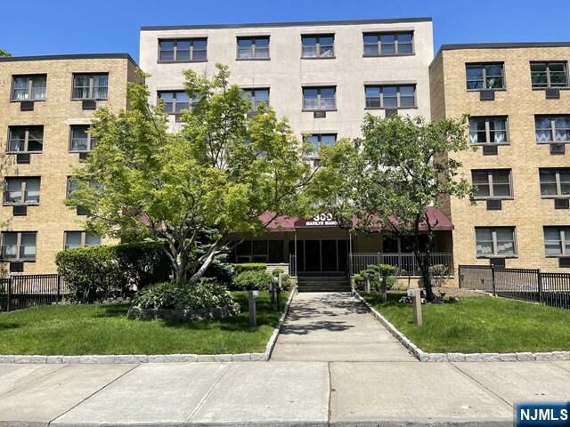 Property Photo:  300 Lookout Avenue B6  NJ 07601 