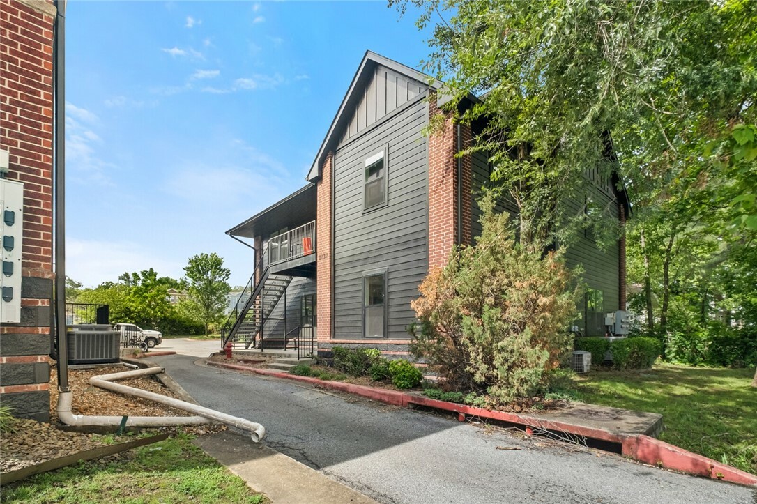Property Photo: 1137 N Leverett Avenue AR 72703