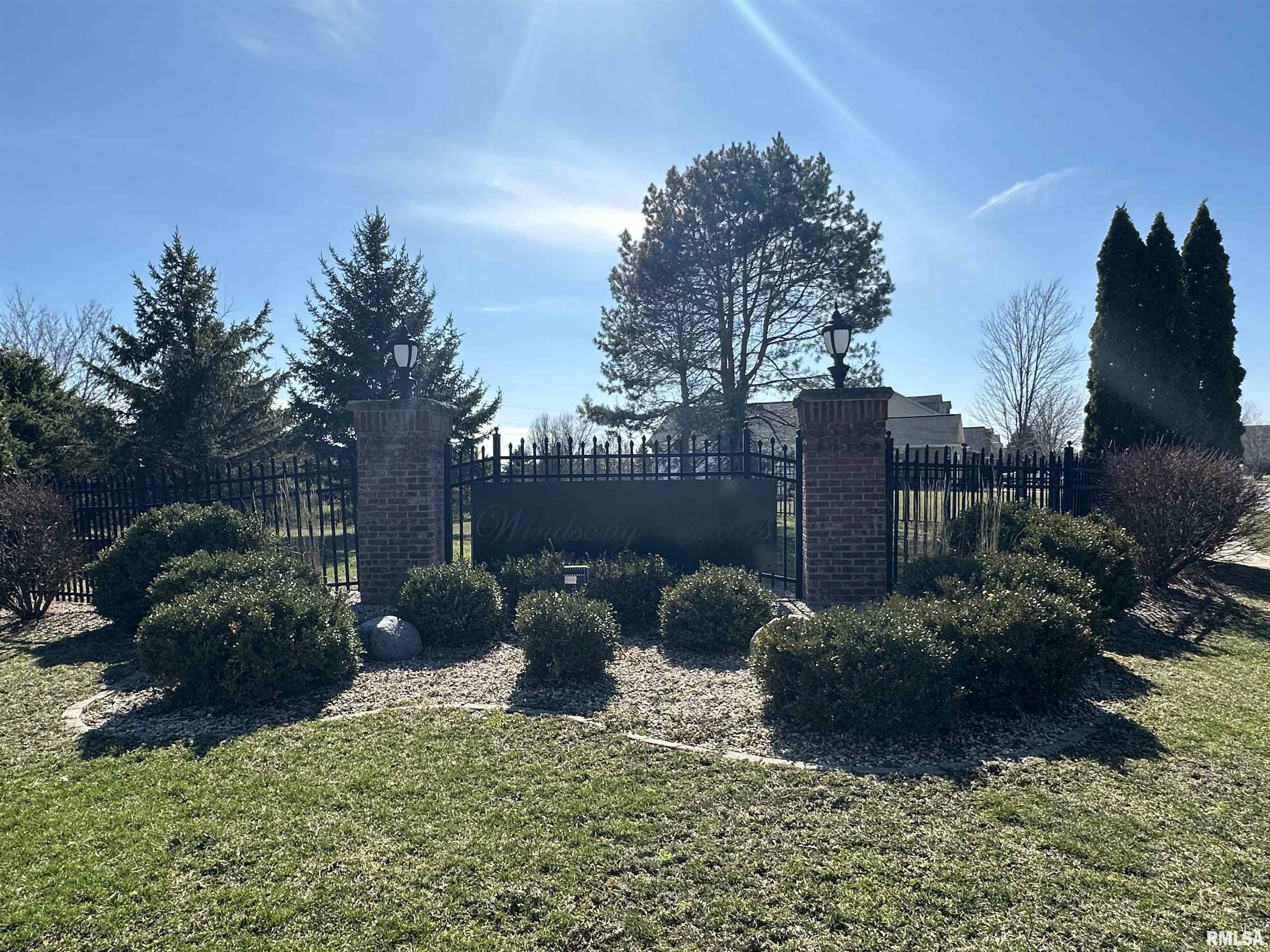 Property Photo: 305 Silver Creek Drive IL 61571
