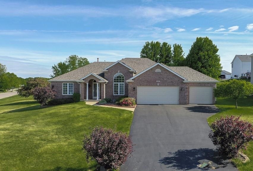 Property Photo: 664 Elberon Way IL 61073